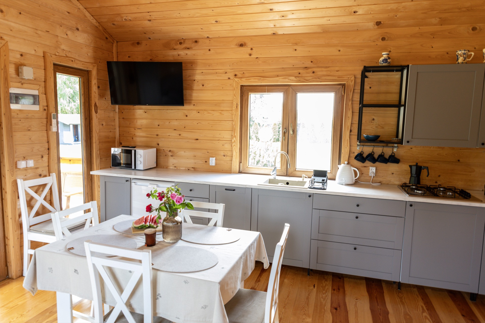 Otoczenie domku - las i ogród