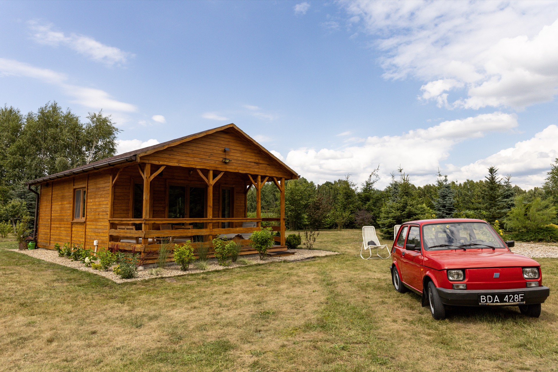 Domek z miejscem parkingowym