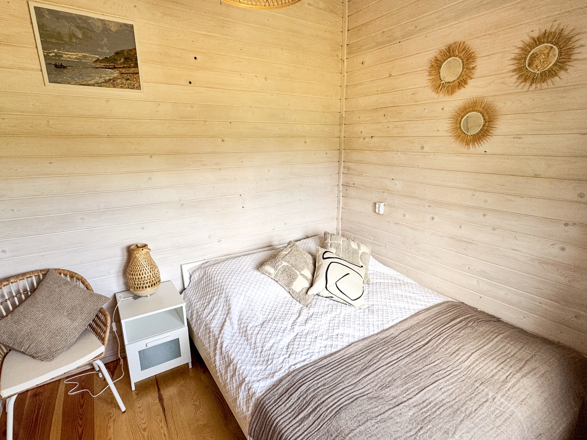 Salon z kuchnią w domku letniskowym