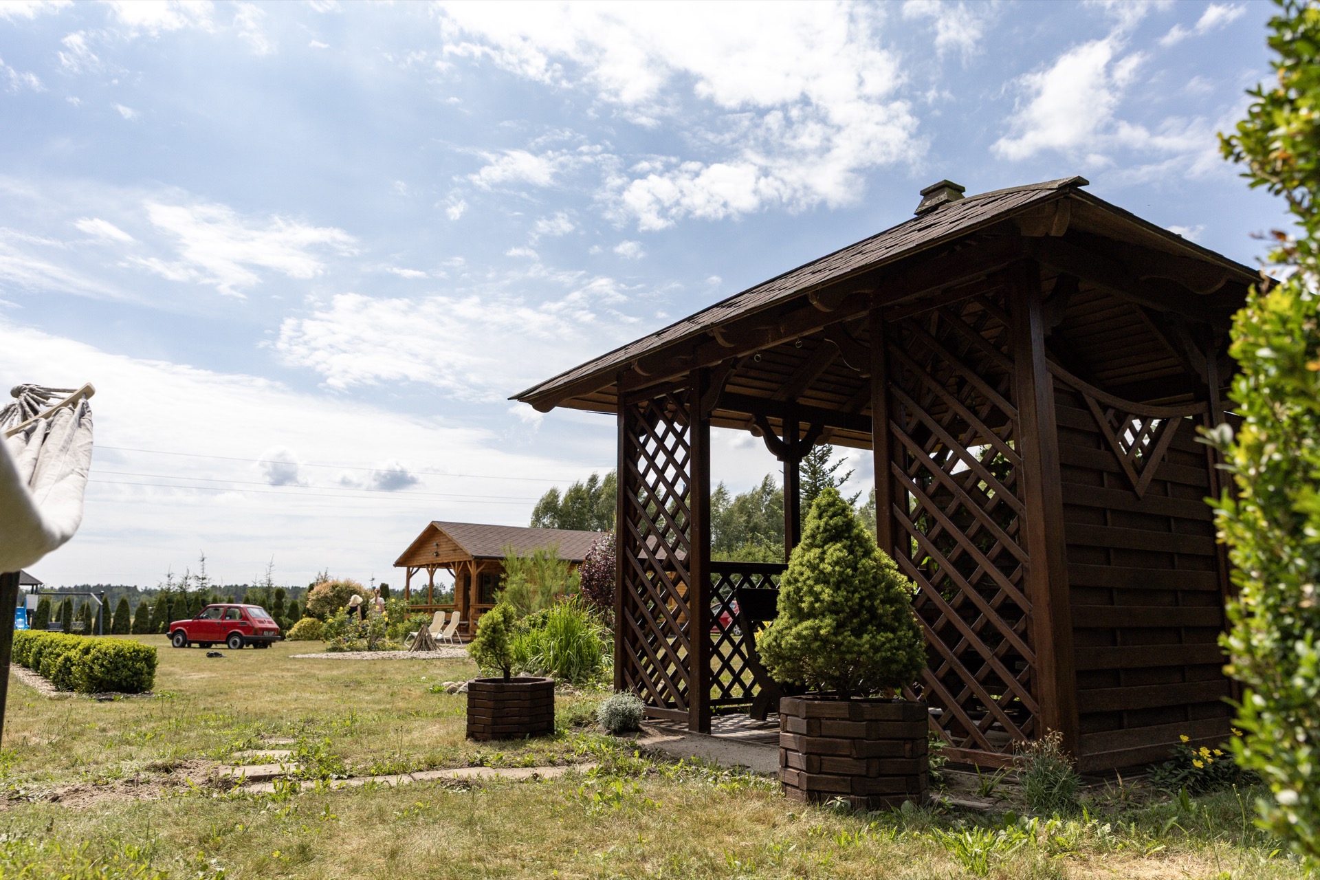 Las otaczający domek letniskowy