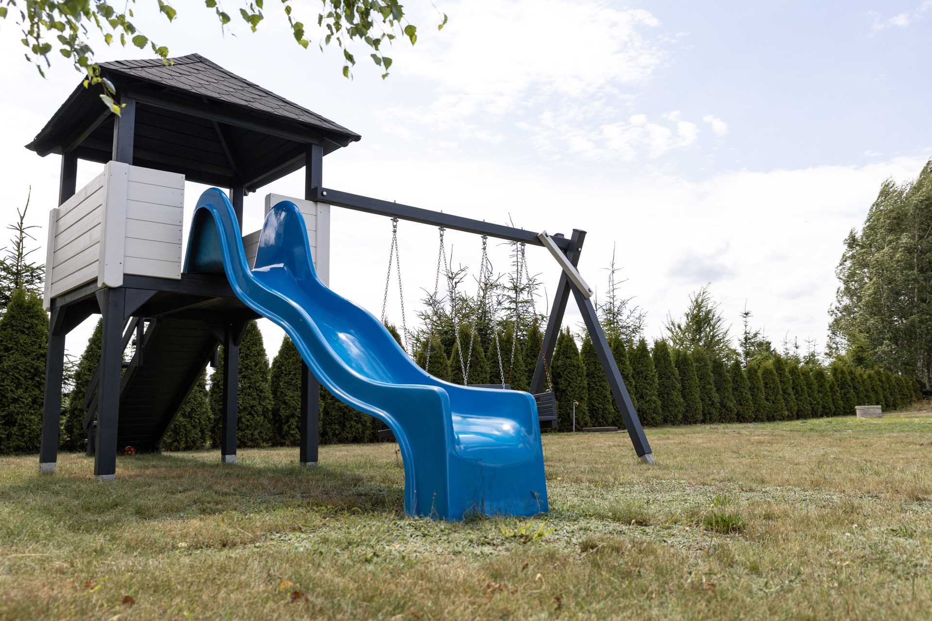 Boisko do siatkówki na terenie domku