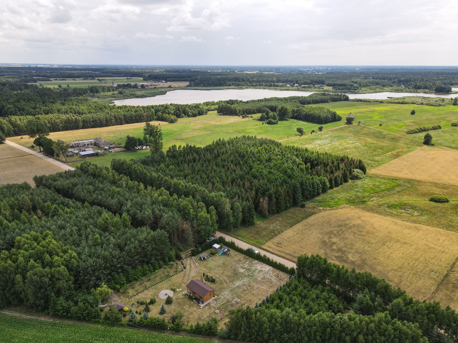 Widok z drona na domek letniskowy Jak u Dziadka w pobliżu jeziora Skrwileńskiego